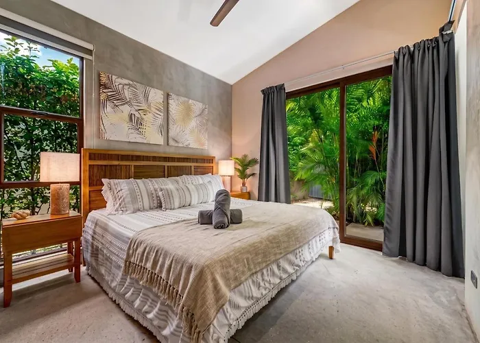Ferienhaus Modern Jungle Retreat W Detached Guest Near