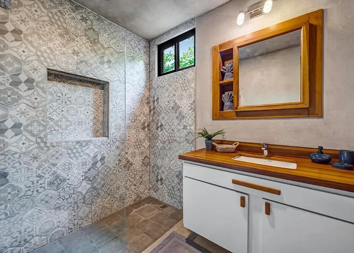 Modern Jungle Retreat W Detached Guest Near *