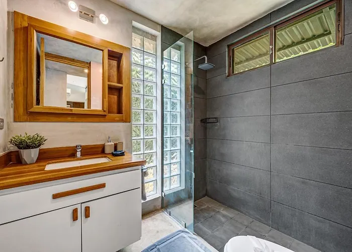 Ferienhaus Modern Jungle Retreat W Detached Guest Near *